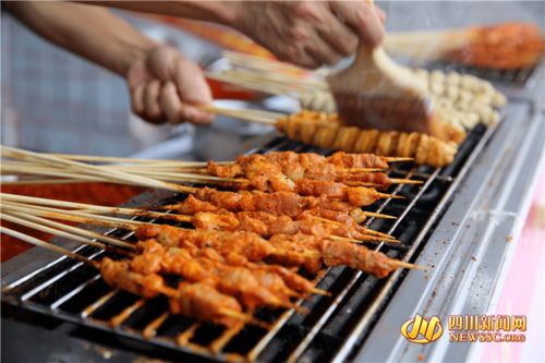 樂(lè)山美食又火了 缽缽雞、麻辣燙、蛋烘糕一站式打卡，農(nóng)副土特產(chǎn)品添彩